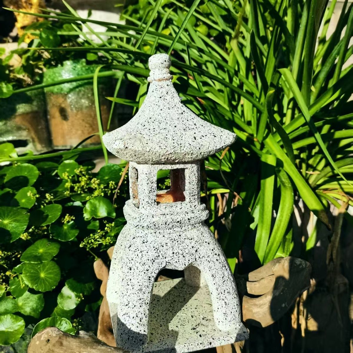 パゴダソーラーデコレーションガーデンライトオリエンタルランタ - Outdoor Zen Lighting のレビューと価格